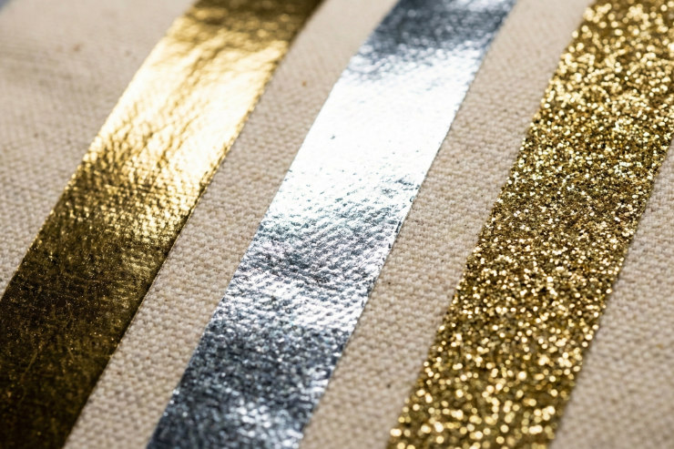 キャンバス生地上のゴールドとシルバー、ラメプリントの質感比較クローズアップ