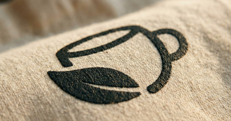 シルクスクリーン印刷されたロゴ部分のクローズアップ（インクの質感を強調）