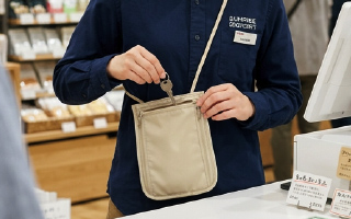 サコッシュで貴重品・業務用小物を常時携行するイメージ