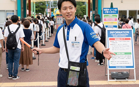 観光・レジャー施設のスタッフがサコッシュを使うイメージ