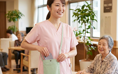 医療・介護施設のスタッフがサコッシュを使うイメージ